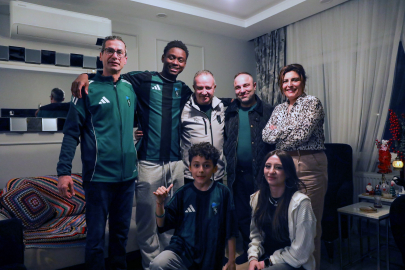 Maskot kostümünden futbolcu çıktı, çocuk taraftarın heyecandan elleri titredi