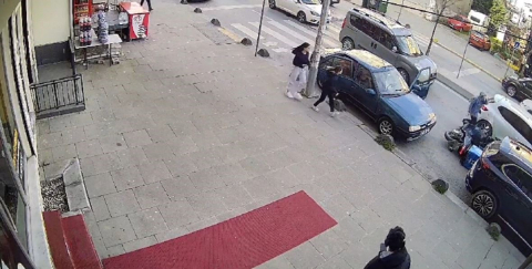 Park halindeki aracın kapısını açtı, motosikletli kurye çarptı