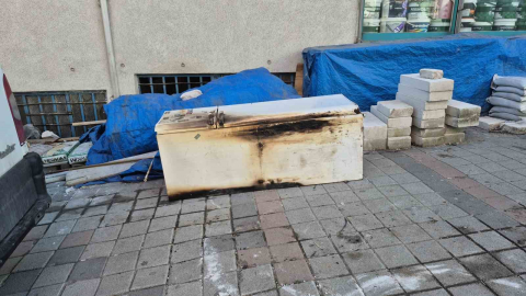 Sultangazi’de çıkan yangında zabıta ekibinin anonsu binayı boşalttı