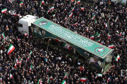 İran’da ABD-İsrail saldırılarında hayatını kaybeden üst düzey askeri yetkililer için cenaze töreni