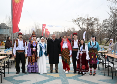 Manas Üniversitesi’nden 8 bin kişiye geleneksel sokak iftarı