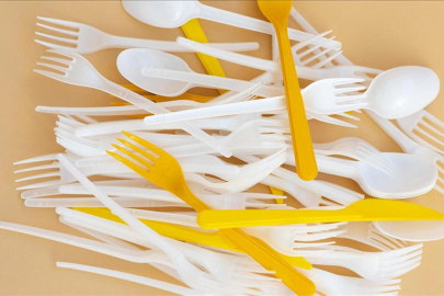 Plastik Çatal, Tabak ve Pipetlere Yasak Geliyor! İşte Yeni Düzenlemenin Detayları