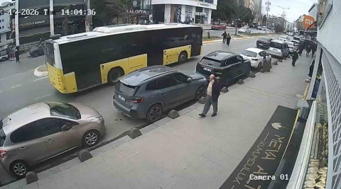 Cenazeden çıkıp yolun karşısına geçiyordu: İETT otobüsü çarptı, hayatını kaybetti