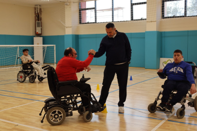 "Engellisin evlenemezsin" dediler, onlar akülü sandalyede zeybek oynuyor