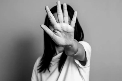 Kız öğrencisine cinsel istismarda bulunduğu iddia edilen kadın öğretmene hapis talebi