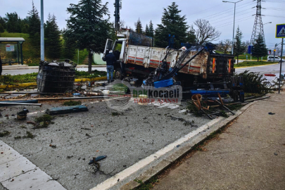 Kocaeli İzmit’te Benzin Yüklü Kamyon Devrildi: Freni Boşalan Araç Yolu Trafiğe Kapattı