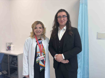 Görme kaybı yaşarken ders çalıştı, şimdi doktorlarıyla meslektaş olmayı hedefliyor