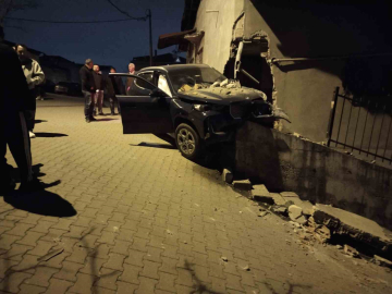 Ataşehir’de kontrolden çıkan otomobil, yıktığı istinat duvarında asılı kaldı