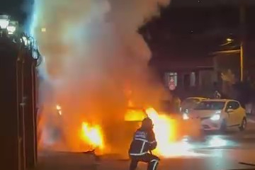 Derince'de Park Halindeki Araç Dakikalarca Böyle Yandı!