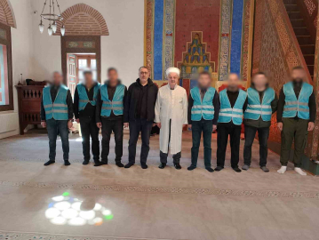 Denetimli serbestlikte cami temizlediler