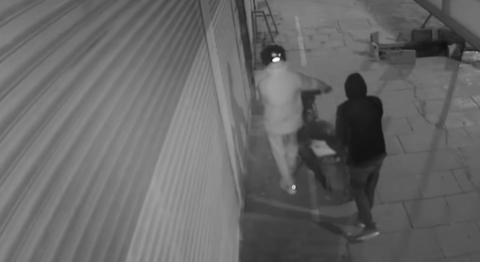 Sultangazi’de kuyumcu soygunu girişimi kamerada: İş yeri sahibine saldırdılar, tutuklandılar