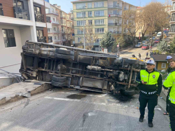 Ankara’da devrilen kamyonet güvenlik kamerasına yansıdı