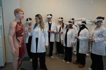 VR gözlüğü takıp damar yolunu 3 boyutlu buluyorlar