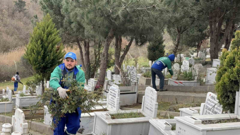 Arnavutköy’de bayram öncesi mezarlıklar temizlenerek ziyarete hazır hale getirildi