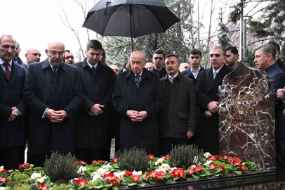 Bahçeli, Merhum Türkeş’in kabrini ziyaret etti