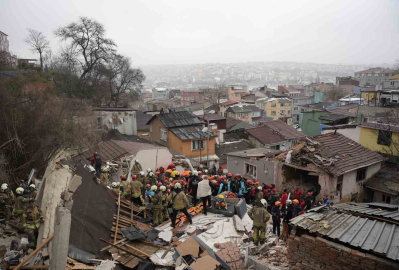 Fatih’te çöken binalarda enkaz altında kalanları kurtarılma çalışması devam ediyor