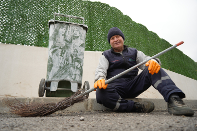 Çöpçüler Kralı'nda Kemal Sunal için mikrofon olan süpürge, onun elinde kaleme dönüştü