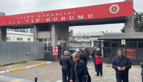 Fatih’te çöken binada hayatını kaybeden yaşlı kadının cenazesi Adli Tıp Kurumundan alındı