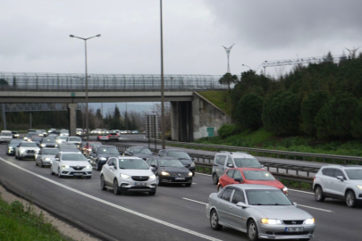 TEM Otoyolu Kocaeli geçişinde tatil dönüşü yoğunluğu