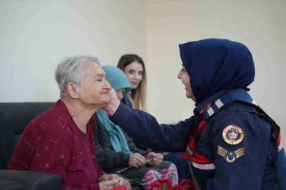 Bayburt’ta huzurevi sakinlerine jandarma sürprizi: Büyüklerin yüzü güldü
