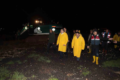 Canpolat ve Kaymakam Şahin’den gece sağanak mesaisi
