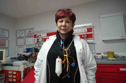 Boynunda kemoterapi, kalbinde meslek aşkı: İki farklı kanser ile mücadele eden hekimin sarsılmaz azmi
