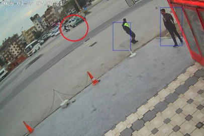 Otomobille çarpışan motosikletli havada takla attı
