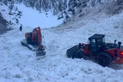 Şırnak’ta ekipler, çığ nedeni ile kapanan köy yolunu açmak için seferber oldu
