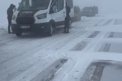 Palandöken geçidinde kar ve tipi nedeniyle onlarca araç mahsur kaldı
