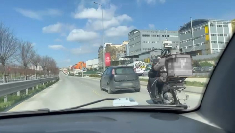 Kuryenin yardımına otomobil sürücüsü çekme halatıyla yetişti