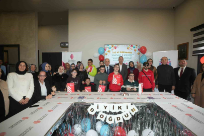 Ümraniye’de sevgi dolu buluşma: 10 özel gencin doğum günü bir arada kutlandı