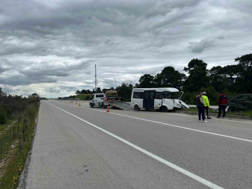 Çanakkale’de yoldan çıkan minibüs refüje çıktı; 2 kişi yaralandı