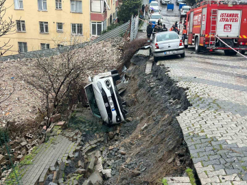 Üsküdar’da yol çöktü: Otomobil çukura düştü