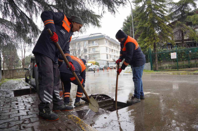 Tuzla Belediyesi yağışa karşı sahada: 100 personel ve 40 araçla kesintisiz müdahale
