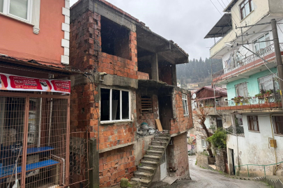 İzmit'te kullanılmayan iki katlı evin çatısı alev alev yandı