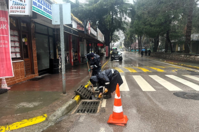 Kocaeli'de su baskınlarına karşı mazgal ve menfez temizliği aralıksız sürüyor