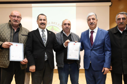 Dilovası'nda imar sorunu çözülen 423 vatandaşa tapuları dağıtıldı