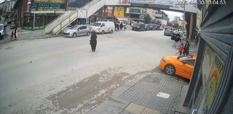 Ankara’da yolun karşısına geçmeye çalıştığı sırada otomobil çarpan çocuk ağır yaralandı