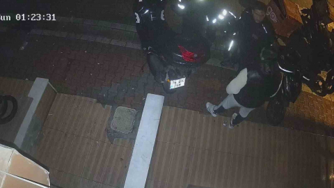 Hırsızlık yaptı sandılar, 14 yaşındaki çocuğu tekme tokat dövdüler; o anlar kamerada