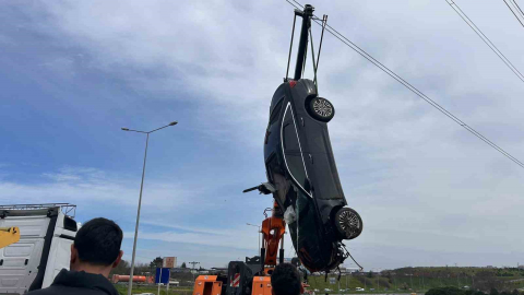 Ünlü saç ekimi uzmanı Berkay Tulpar, lüks otomobiliyle bariyerlere çarpıp çayırlık alana uçtu