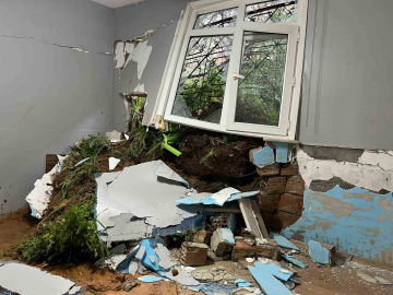 Maltepe’de toprak kayması: Tek katlı ev kullanılamaz hale geldi