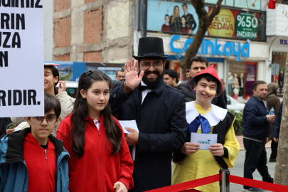 İzmit'te edebiyat kahramanları sokaklara indi