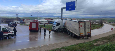 Tır  refüje çarptı: 1 yaralı