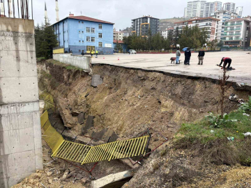 Başkentte sağanak etkili oldu: Dereler taştı, okulun istinat duvarı çöktü