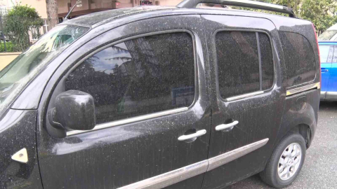 İstanbul’a çamur yağdı, araçlar çamurla kaplandı