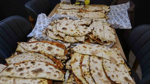 Pendik’te Milli Takım sevinci: 20 bin lokma, 1000 lahmacun dağıtıldı