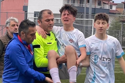 Sakatlanan futbolcuyu maçın hakemi kucağında taşıdı
