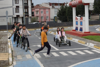 Darıca'da öğrenciler trafik kurallarını uygulamalı öğreniyor