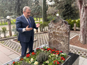 BBP Genel Başkanı Destici: "Merhum Alparslan Türkeş’i vefatının 29’uncu sene-i devriyesinde kabri başında rahmetle yad ediyorum"