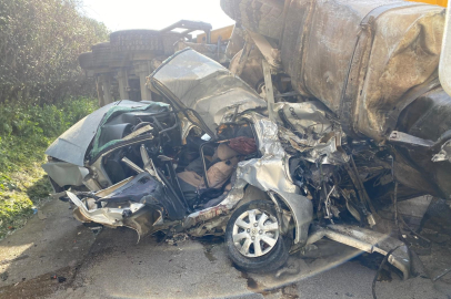 Kocaeli TEM'de otomobil devrilen tır dorsesinin altında kaldı: Karı-koca hayatını kaybetti